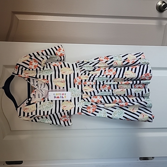 Girls mid sleeve dress with cute cut out in back new with tags! Size 5/6 - Picture 2 of 4